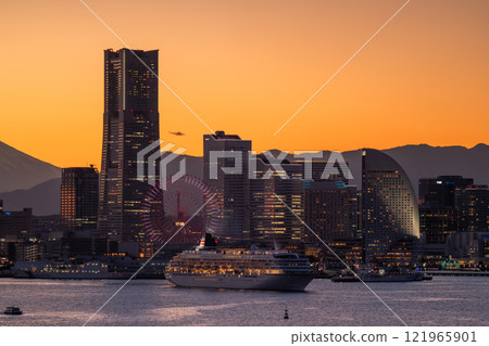 [神奈川縣] 橫濱港未來與豪華遊輪從港口出發的夜景 121965901