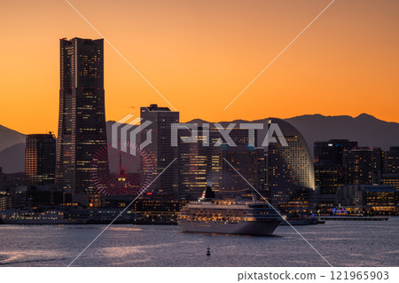 [神奈川縣] 橫濱港未來與豪華遊輪從港口出發的夜景 121965903