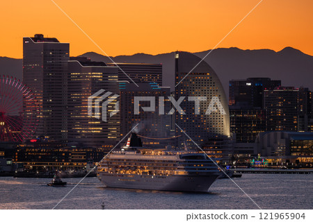 <Kanagawa Prefecture> Night view of Yokohama Minato Mirai and a luxury cruise ship departing <Kanagawa Prefecture> Night view of Yokohama Minato Mirai and a luxury cruise ship departing 121965904