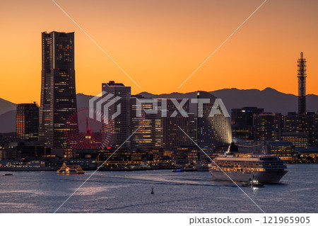 [神奈川縣] 橫濱港未來與豪華遊輪從港口出發的夜景 121965905