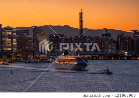 [神奈川縣] 橫濱港未來與豪華遊輪從港口出發的夜景 121965906