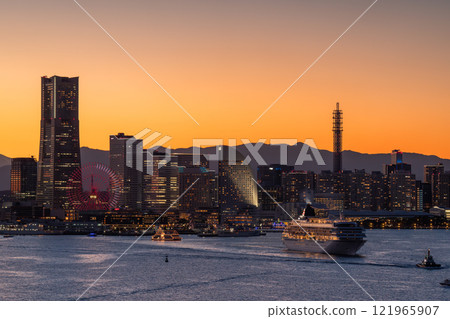 [神奈川縣] 橫濱港未來與豪華遊輪從港口出發的夜景 121965907