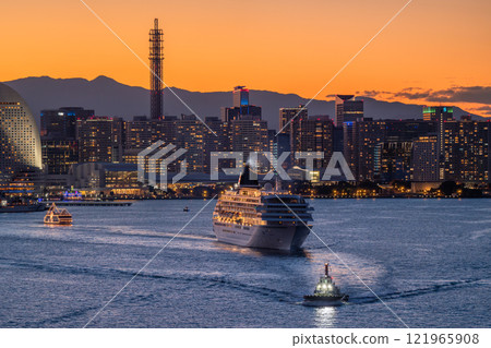 [神奈川縣] 橫濱港未來與豪華遊輪從港口出發的夜景 121965908