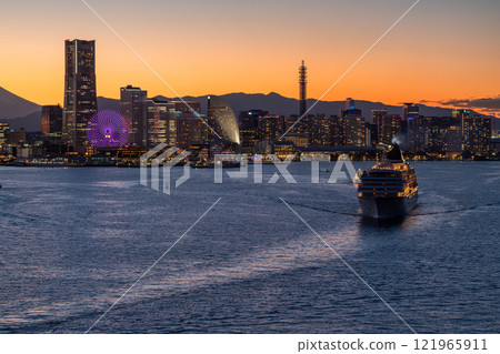 [神奈川縣] 橫濱港未來與豪華遊輪從港口出發的夜景 121965911