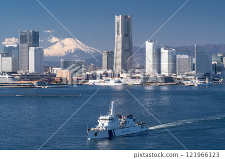 Kanagawa Prefecture: View of Yokohama Minato Mirai overlooking Mount Fuji 121966123