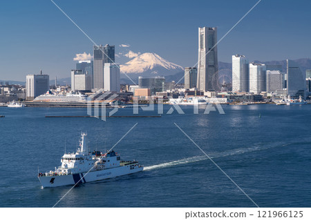 Kanagawa Prefecture: View of Yokohama Minato Mirai overlooking Mount Fuji 121966125