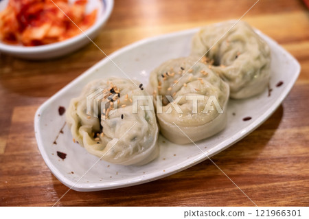 dumplings steamed dumplings kimchi korean food cuisine 만두 steamed dumpling ギョウザ 121966301