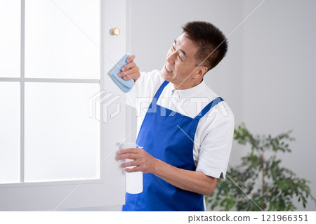 清潔窗戶的高級男管家 清潔窗戶的高級男管家 121966351