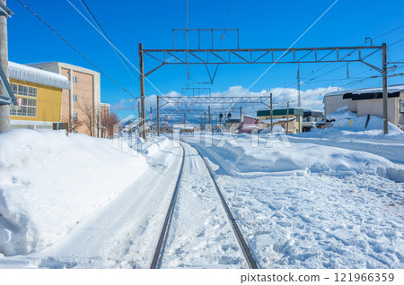 雪國生活:大雪後晴朗的早晨,從鐵路道口看到的景色 雪國生活:大雪後晴朗的早晨,從鐵路道口看到的景色 121966359