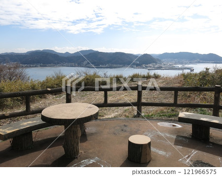 從逗子市大崎公園展望台眺望(逗子灣、逗子海岸、葉山港、森戶海岸等) 從逗子市大崎公園展望台眺望(逗子灣、逗子海岸、葉山港、森戶海岸等) 121966575