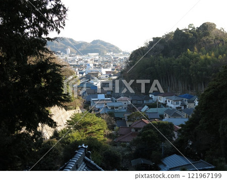 View from the middle of the stone steps in front of the Kannon Hall at Iwadono-ji Temple in Zushi (Zushi city) View from the middle of the stone steps in front of the Kannon Hall at Iwadono-ji Temple in Zushi (Zushi city) 121967199