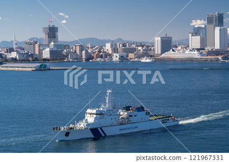 Kanagawa Prefecture: A ship leaving Yokohama Port 121967331