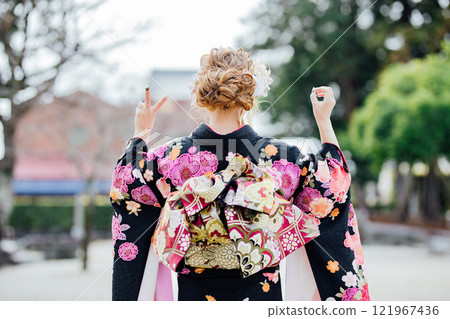 <成年儀式> 穿著和服的女人的後視圖 <成年儀式> 穿著和服的女人的後視圖 121967436