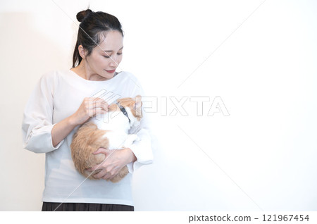 Middle-aged woman holding a cat 121967454