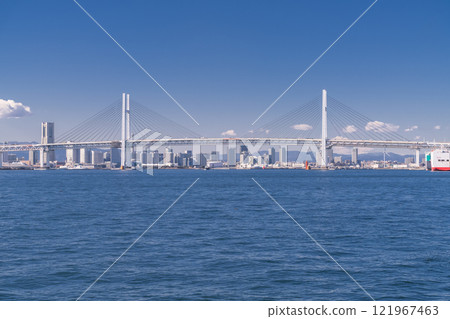 <Kanagawa Prefecture> A clear winter sky and the Yokohama Bay Bridge <Kanagawa Prefecture> A clear winter sky and the Yokohama Bay Bridge 121967463