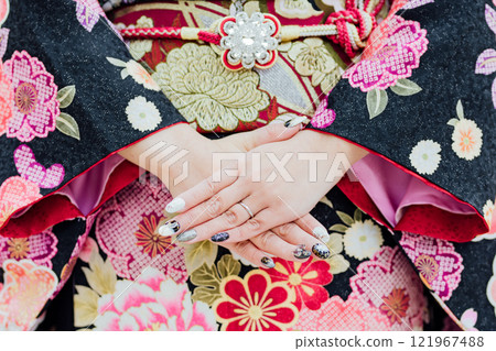 一個穿著漂亮指甲和和服的女人 121967488