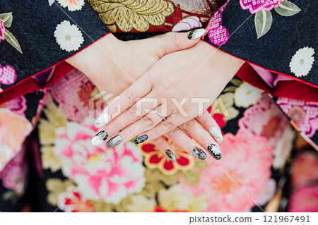 一個穿著漂亮指甲和和服的女人 121967491