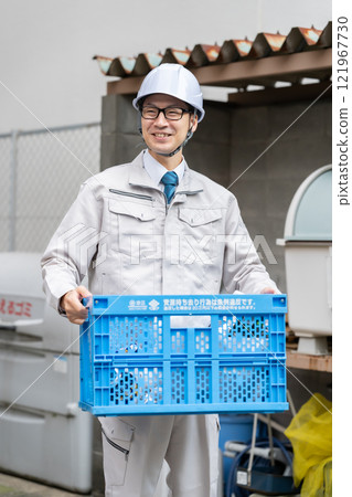 一個穿著工作服收集垃圾的男人 121967730