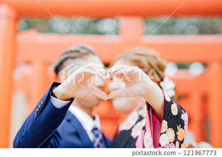 <Coming of Age Ceremony/20th birthday gathering> Couples making hearts with their hands to celebrate new adults <Coming of Age Ceremony/20th birthday gathering> Couples making hearts with their hands to celebrate new adults 121967773