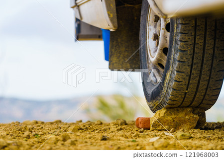 Caravan using stone for leveling 121968003