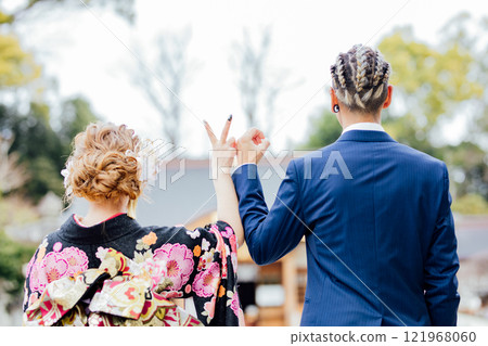 <成年儀式/20歲聚會>一對夫婦用手比劃數字20，慶祝他們新的成年 121968060