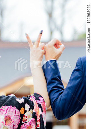 <成年儀式/20歲聚會>一對夫婦用手比劃數字20,慶祝他們新的成年 <成年儀式/20歲聚會>一對夫婦用手比劃數字20,慶祝他們新的成年 121968061