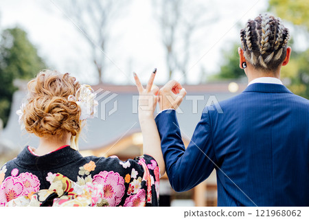 <Coming of Age Ceremony/Gathering of 20-Year-Olds> A couple celebrating new adults by making the number 20 with their hands <Coming of Age Ceremony/Gathering of 20-Year-Olds> A couple celebrating new adults by making the number 20 with their hands 121968062