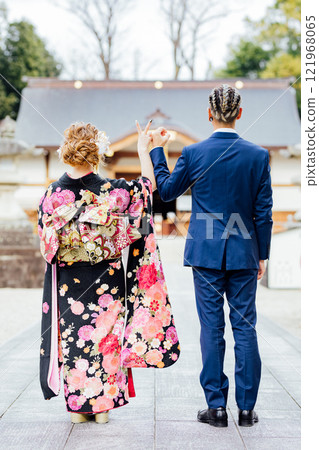 <Coming of Age Ceremony/Gathering of 20-Year-Olds> A couple celebrating new adults by making the number 20 with their hands <Coming of Age Ceremony/Gathering of 20-Year-Olds> A couple celebrating new adults by making the number 20 with their hands 121968065