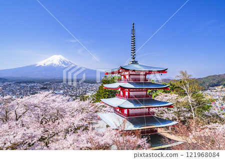 藍天、富士山、忠靈塔、櫻花盛開的新倉山淺間公園的春天景色【山梨縣富士吉田市】 藍天、富士山、忠靈塔、櫻花盛開的新倉山淺間公園的春天景色【山梨縣富士吉田市】 121968084