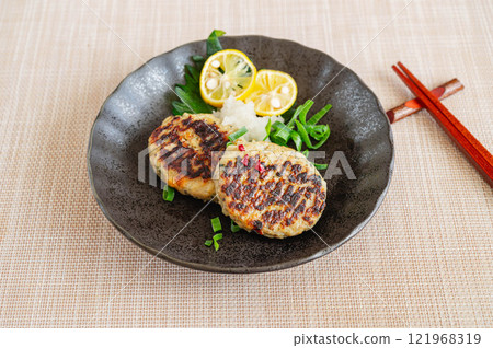 Grilled chicken meatballs with cartilage 121968319