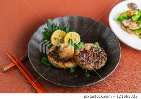 雞肉丸配烤軟骨和磨碎的柚子醬 雞肉丸配烤軟骨和磨碎的柚子醬 121968322