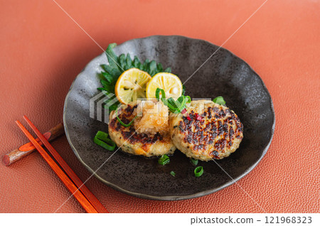 雞肉丸配烤軟骨和磨碎的柚子醬 121968323