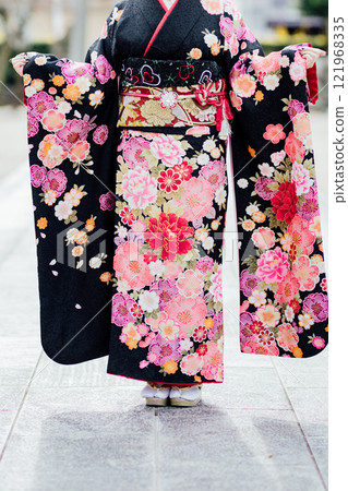 <Coming of Age Ceremony> A woman wearing a kimono <Coming of Age Ceremony> A woman wearing a kimono 121968335