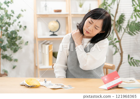 肩膀酸痛、疲勞、生活困難 121968365