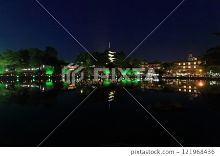 uz澤池塘夜景，五福塔高塔[奈良縣奈良市] 121968436