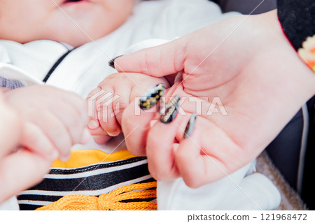 握住寶寶的手 121968472