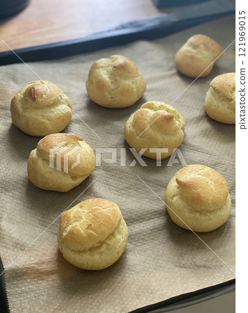 Baking pastry: Baking cream puff shells 121969015
