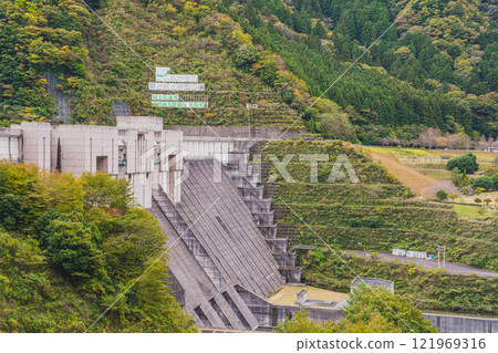 Autumn scenery of Nagashima Dam in Kawane Town (Shizuoka Prefecture) 121969316
