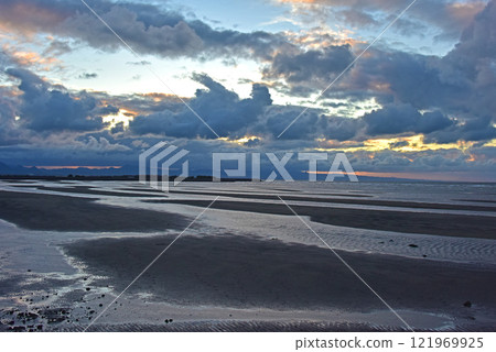 Oita Prefecture, Matama Coast, sunset scenery with tidal flats 121969925