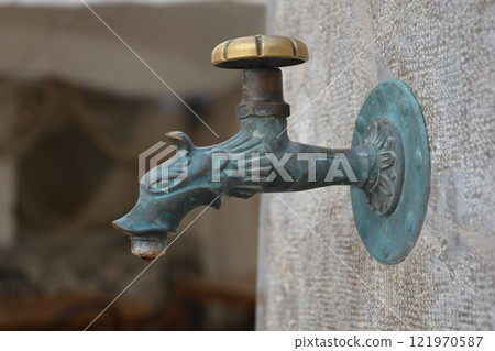 Dragon-shaped spout 121970587