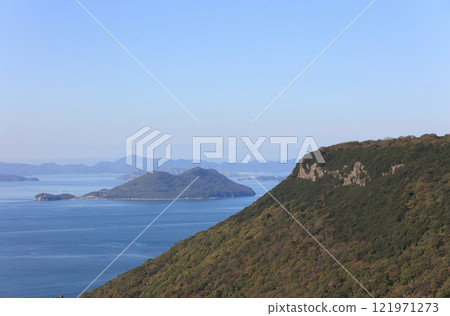 View of the northern ridge of Yashima from the southern ridge of Yashima, the Seto Inland Sea, and Ogijima Island in the Bisan Seto. In the background is the Kojima Peninsula in Okayama Prefecture. 121971273