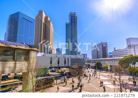 日本橫濱城市景觀一月。櫻木町站前。橫濱市政廳等建築物的景觀。關內站重建在後面。一盞希望之光... 日本橫濱城市景觀一月。櫻木町站前。橫濱市政廳等建築物的景觀。關內站重建在後面。一盞希望之光... 121971279