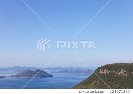 View of the northern ridge and the islands of the Seto Inland Sea from the southern ridge of Yashima (Ogijima Island in the foreground on the left) 121971283