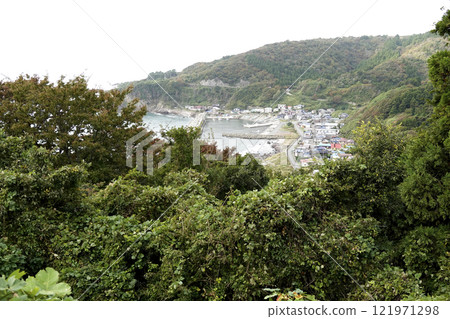 從小山上看海灣中的一個小漁村 121971298