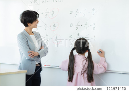 小學生在教室上課 121971450