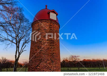 北海道、根室市、傍晚的明治公園（3個筒倉） 121971488