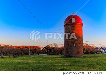 北海道、根室市、傍晚的明治公園（3個筒倉） 121971490