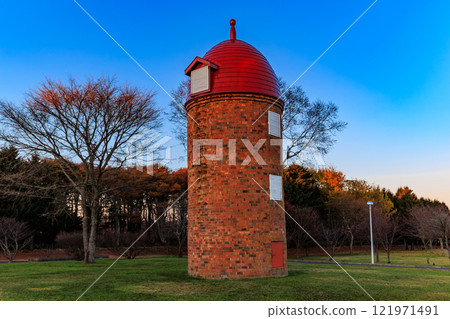 北海道、根室市、傍晚的明治公園(3個筒倉) 北海道、根室市、傍晚的明治公園(3個筒倉) 121971491