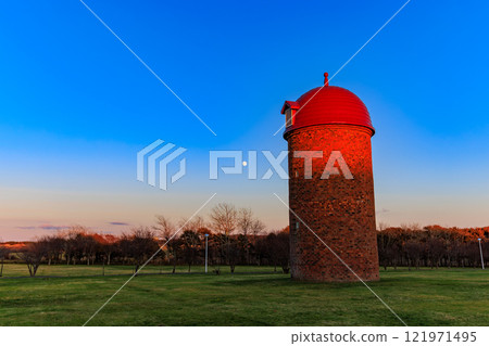 北海道、根室市、傍晚的明治公園（3個筒倉） 121971495