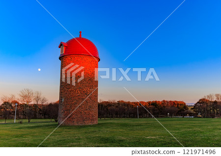Meiji Park in the evening (three silos) in Nemuro, Hokkaido 121971496